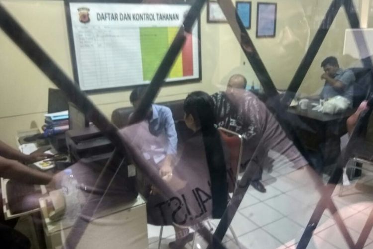 Tampak penyidik tengah memeriksa seorang wanita berinisial G (50) asal Vietnam yang kedapatan membawa sabu seberat 850 gram yang disembunyikannya dalam popok. G ditangkap petugas Bea Cukai di Bandara Husein Sastranegara Minggu (5/8/2018).
