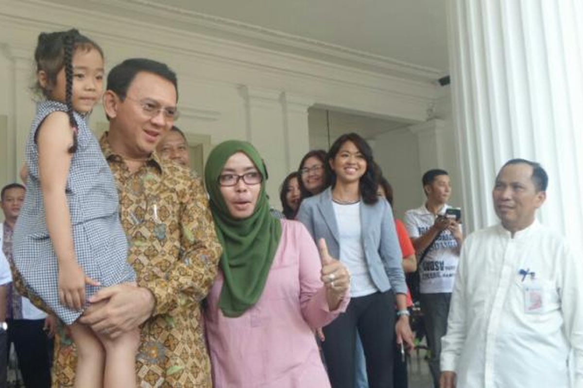 Gubernur DKI Jakarta Basuki Tjahaja Purnama berfoto bersama warga di Balai Kota DKI Jakarta, Jalan Medan Merdeka Selatan, Kamis (2/3/2017). 