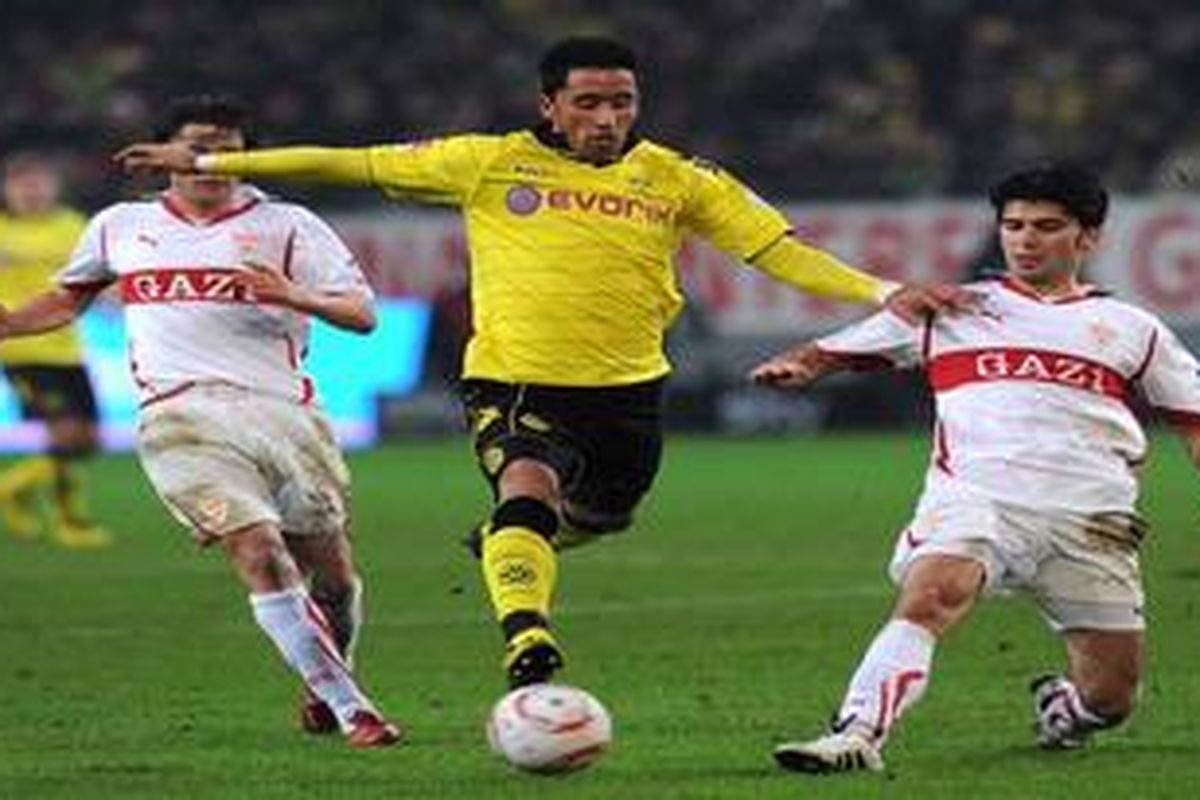 Penyerang Borussia Dortmund, Lucas Barrios (tengah).