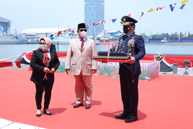 Panglima TNI Marsekal TNI Hadi Tjahjanto menghadiri acara serah terima kapal selam Alugoro-405 yang dipimpin Menteri Pertahanan (Menhan) Prabowo Subianto di Surabaya, Jawa Timur, Rabu (17/3/2021).