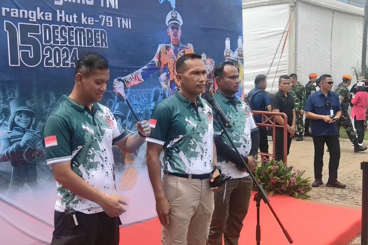 Komandan Resimen Induk Daerah Militer (Danrindam) Jaya Kolonel Inf Ferdial Lubis (tengah) dalam konferensi pers di sela-sela kompetisi Indonesia Open Military Style Drumcorps Competition Panglima TNI Cup 2024 bertempat di silang Monas, Jakarta Pusat, Minggu (15/12/2024).