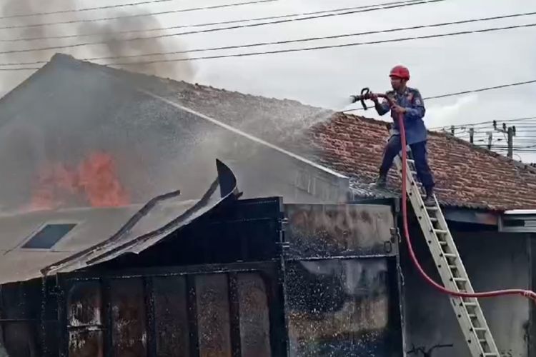 Petugas Damkar Lampung Selatan memadamkan api dari gudang BBM yang terbakar di Kecamatan Natar, Rabu (1/5/2024).