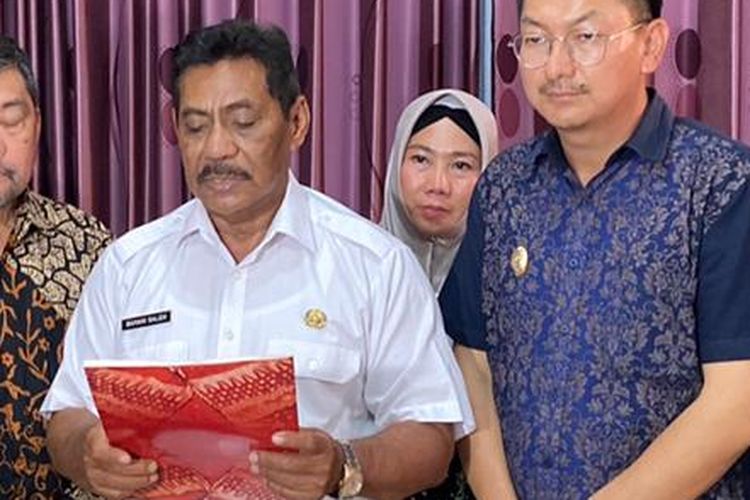 Bupati Belitung Sahani Saleh dan Wakil Bupati Isyak Meirobie saat menjelaskan upaya pemkab dalam penanggulangan virus corona, Minggu (15/3/2020).