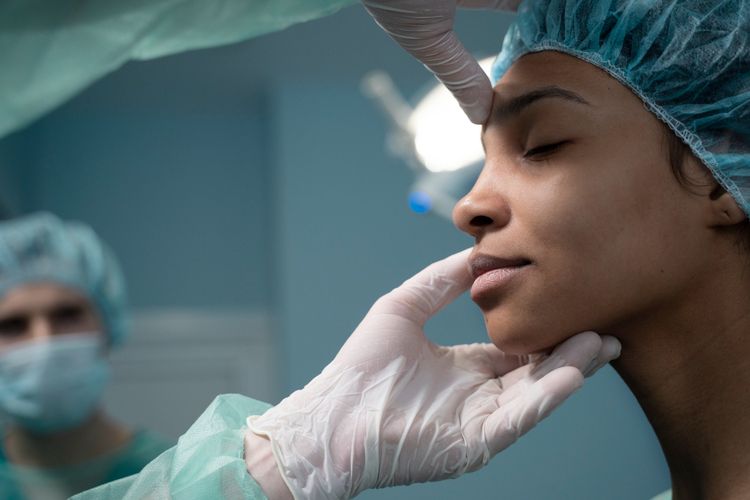 Denada menjalani operasi plastik atau oplas hidung untuk estetika dan karier. Simak risiko rinoplasti yang perlu diketahui menurut dokter.