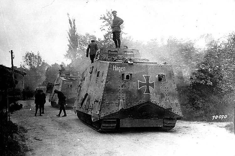 WWI German A7V Tank Hagen pada 1 April 1918 sedang meluncur ke Front Barat