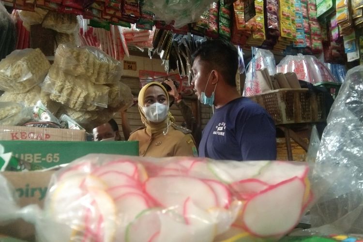 Bupati Karawang Cellica Nurrachadiana bersama Kapolres Karawang AKBP Aldi Subartono melakukan sidak harga minyak goreng di Pasar Johar Karawang, Selasa (24/5/2022).