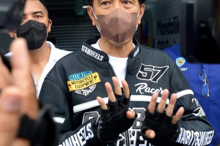 Jokowi saat mengendarai sepeda motor di Sirkuit Mandalika
