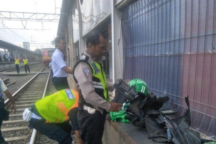 Sepeda motor pengemudi ojek online hancur setelah menerobos palang pintu kereta api, di dekat stasiun Karet, Jakarta Pusat, Selasa (3/3/2020).
