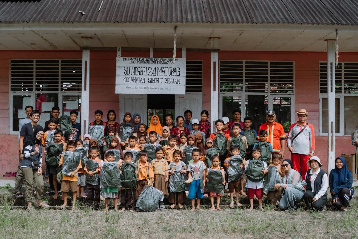 Perjuangan tim Eiger membagikan tas sekolah gratis untuk anak-anak di Sekolah Dasar Negeri (SDN) Madobag 07 dan SDN Madobag 04 di Dusun Buttui di Kecamatan Siberut Selatan, Kabupaten Kepulauan Mentawai.