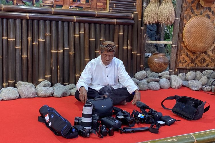 Di Kampung Kuta Ciamis, Kamera hingga Tripod Wajib Didoakan...