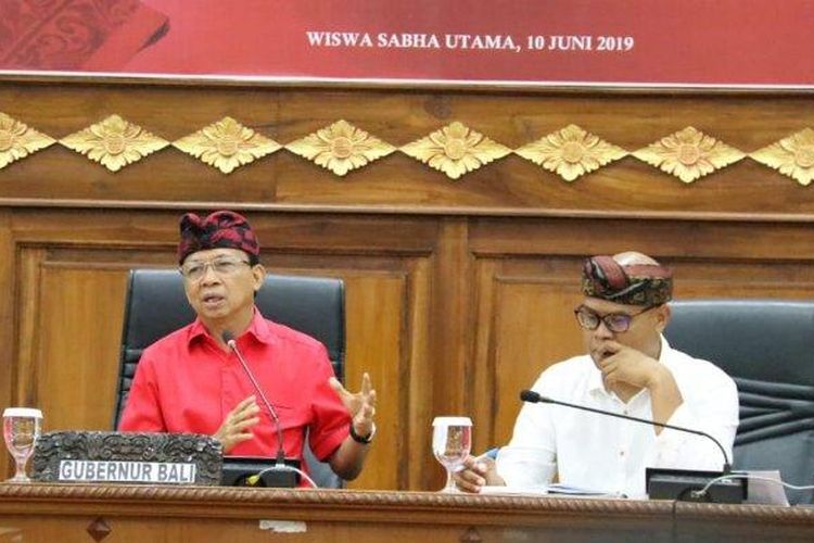 Gubernur Bali Wayan Koster menggelar konferensi pers bersama para awak media massa terkait pelaksanaan PKB ke-41 tahun 2019, di Gedung Wiswasabha Utama Kantor Gubernur Bali di Denpasar, Senin (10/6/2019). 
