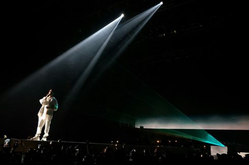 Afgan Ucap Terima Kasih ke Rossa di Konser Dekade, Istora Bergemuruh