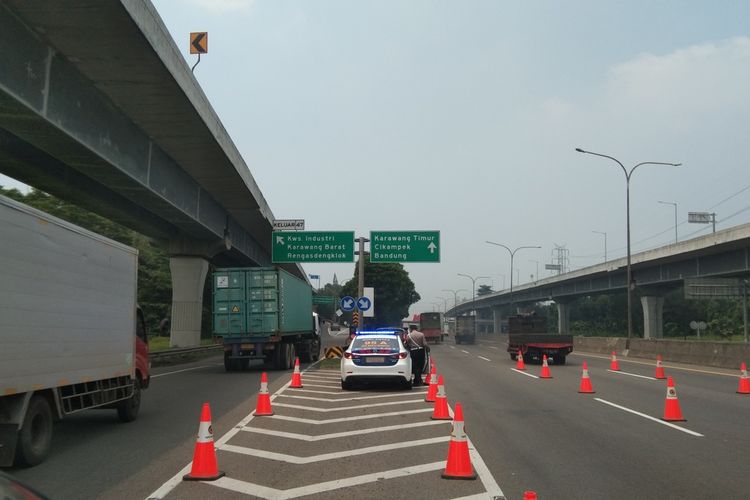 Uji Coba Ganjil Genap di kilometer 47 tol Jakarta-Cikampek, Senin (25/4/2022).