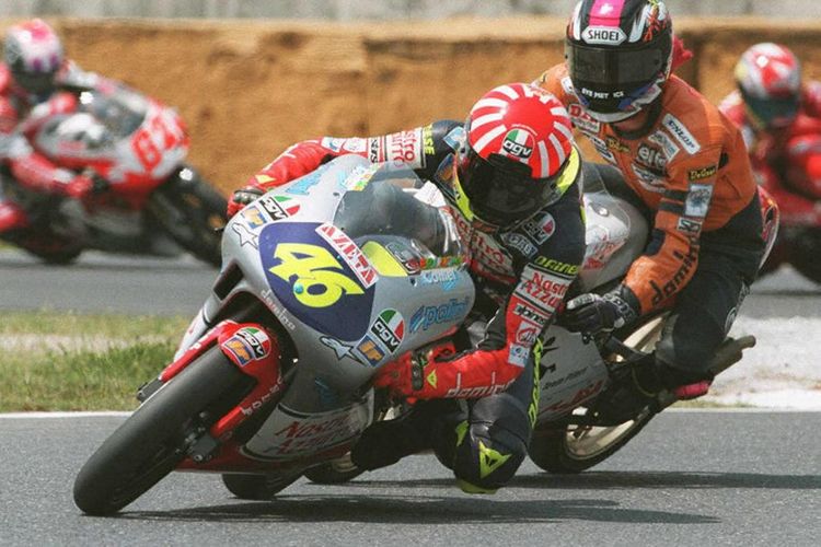Pebalap asal Italia, Valentino Rossi, saat masih berada di kelas 125cc pada tahun 1997. Pada musim tersebut, Rossi berhasil memenangi seri Grand Prix Indonesia yang digelar di Sirkuit Sentul, Jawa Barat.