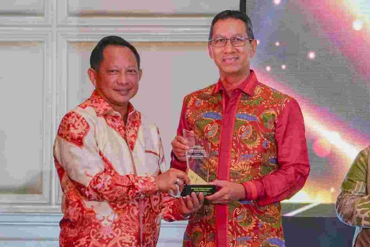 Pj Gubernur DKI Jakarta Heru Budi Hartono bersama Mendagri Tito Karnavian pada acara Apresiasi Kinerja Pejabat Kepala Daerah yang digelar Kemendagri dan Tempo Media Group, Jumat (30/8/2024) malam.