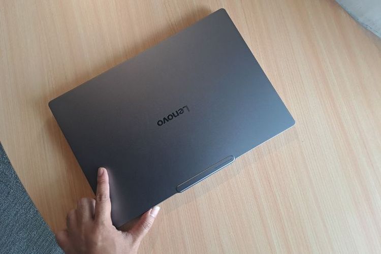 Balutan warna Luna Grey pada Yoga Pro 7i Aura Edition memancarkan kesan profesional dan elegan. Desainnya minimalis namun tangguh, cocok untuk gaya hidup modern para profesional urban.