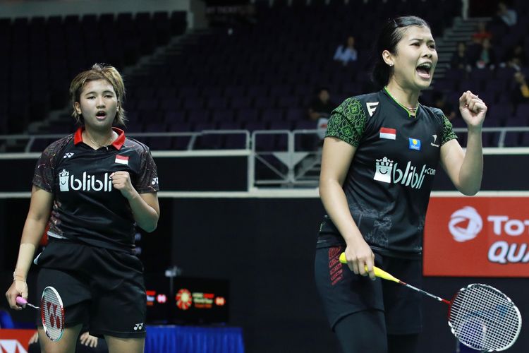 Pasangan ganda putri Indonesia, Jauza Fadhila Sugiarto/Yulfira Barkah, tampil pada laga babak pertama Singapore Open 2019, di Singapore Indoor Stadium, Selasa (9/4/2019);.