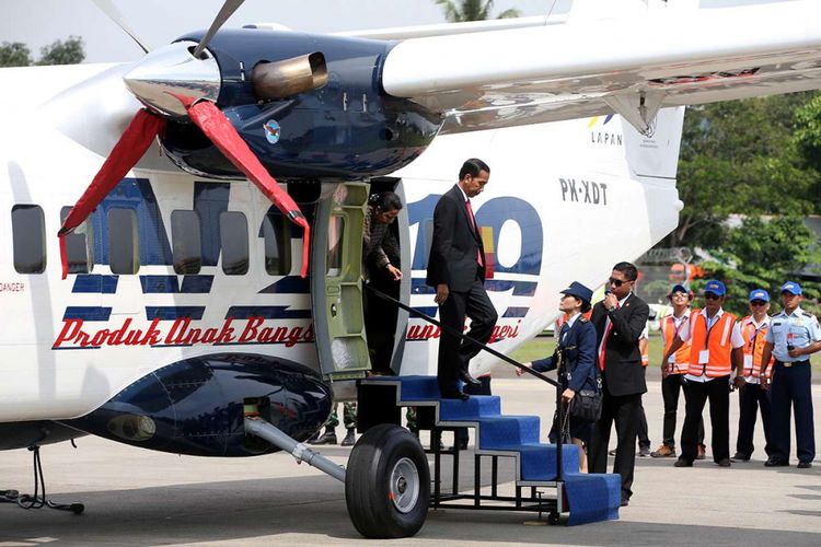 Presiden Joko Widodo meninjau pesawat N219 di Lanud Halim Perdanakusuma, Jakarta, Jumat (10/11/2017). Pesawat N219 yang diberi nama Nurtanio oleh Jokowi, adalah pesawat buatan lokal, kolaborasi antara PT Dirgantara Indonesia (DI) bekerja sama dengan Lembaga Antariksa dan Penerbangan Nasional (Lapan).