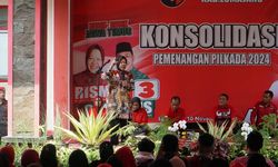 Risma Hentikan Pidato Saat Kakek Berpakaian Lusuh Melintas, Perintahkan Ajudan Beri Bantuan