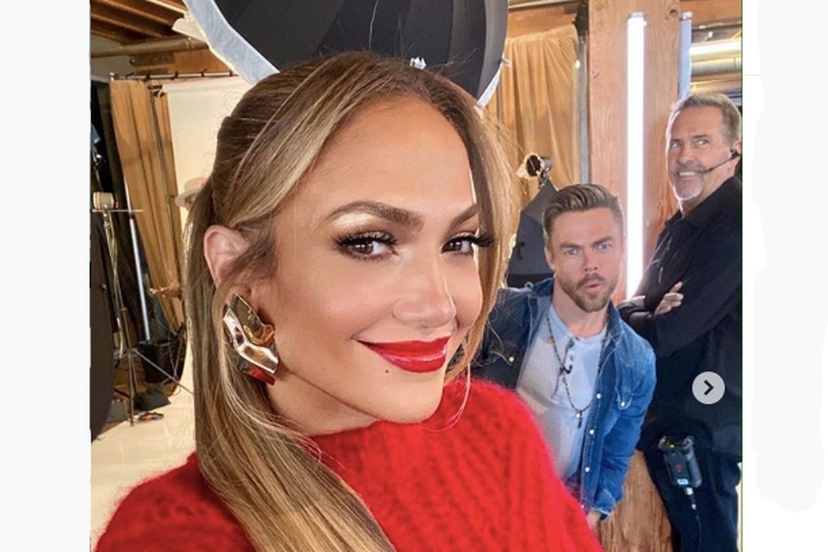 Langka, Jennifer Lopez unggah foto dengan lipstik merah.