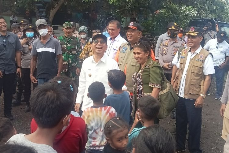 Penjabat Gubernur Nusa Tenggara Timur (NTT) Ayodhia Kalake mengunjungi korban erupsi gunung Ile Lewotobi Laki-laki di SMP Negeri Wulanggitang, Kamis (4/1/2023).
