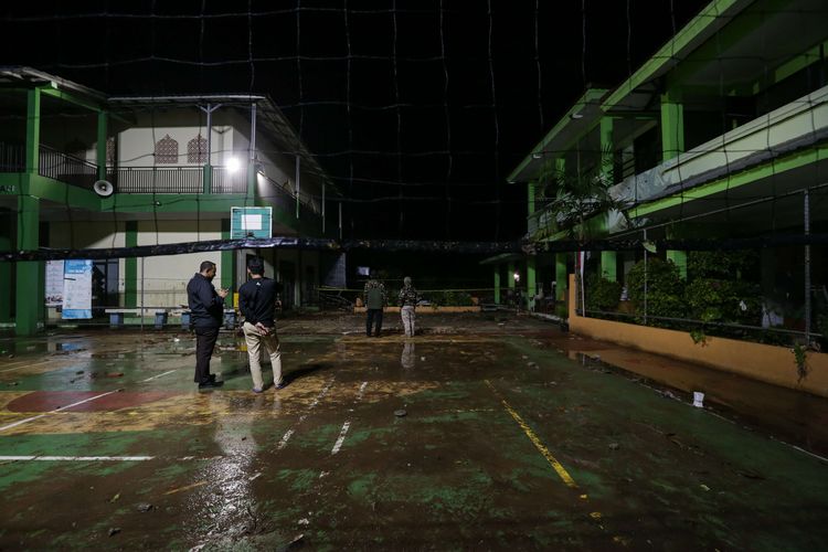 Suasana Madrasah Tsanawiyah (MTs) Negeri 19 di Jalan Pinang Kalijati, Pondok Labu, Cilandak, Jakarta Selatan, Kamis (6/10/2022) malam. Tembok pembatas bangunan sekolah roboh saat hujan mengakibatkan 3 orang siswa meninggal dunia dan 3 lainnya luka-luka.