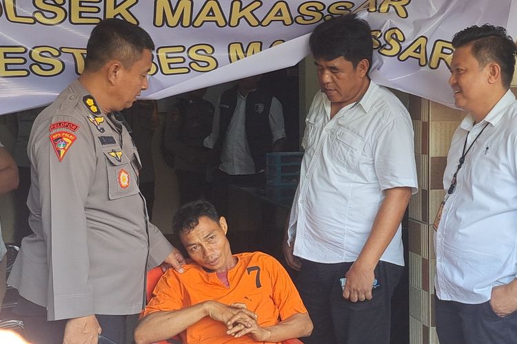 Dominggus, pelaku pembunuhan sadis di Kota Makassar, Sulsel saat dihadirkan dihadapan awak media di Mapolsek Makassar Jl Kerung-kerung, Senin (20/11/2023)