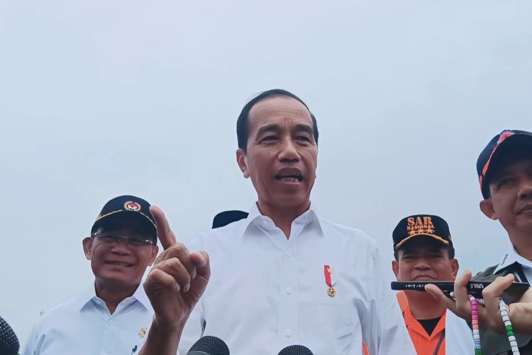 Presiden Joko Widodo saat memberikan keterangan pers posko pengungsian Batu Taba, Kabupaten Agam, Sumatera Barat (Sumbar), Selasa (23/5/2024).
