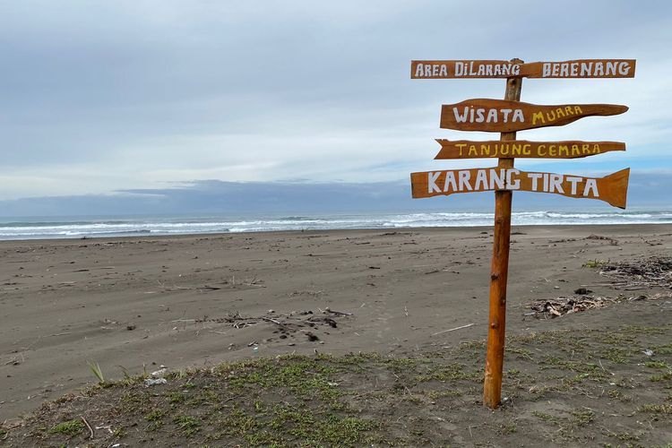 Obyek wisata Tanjung Cemara Pantai Karang Tirta di Pangandaran, Jawa Barat. 