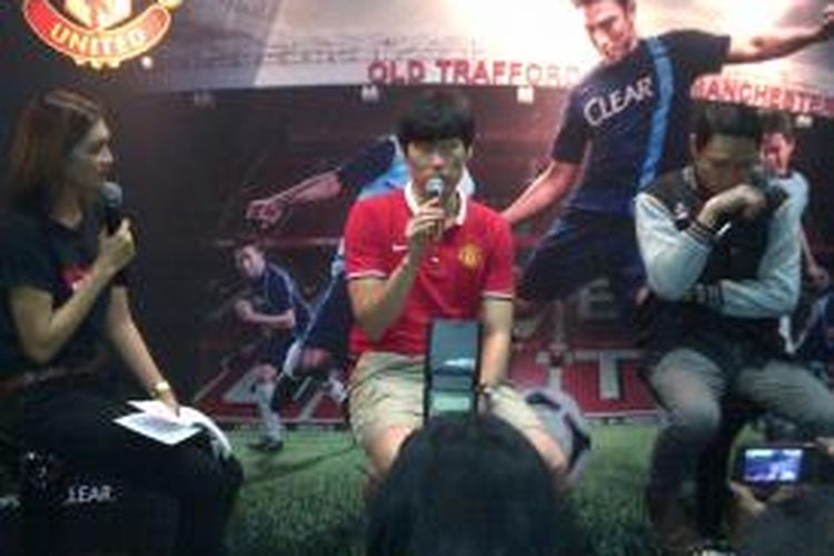 Park Ji Sung saat jumpa pers dalam acara mencari bakat pemain muda sepakbola yang dilaksanakan oleh Clear Ayo Indonesia Bisa Academy 2015, di Kota Malang, Jawa Timur, Sabtu (28/3/2015).