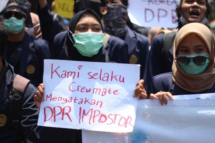 Seorang mahasiswi peserta aksi unjuk rasa penolakan UU Cipta Kerja di Depan DPRD Kota Magelang, Selasa (13/10/2020).