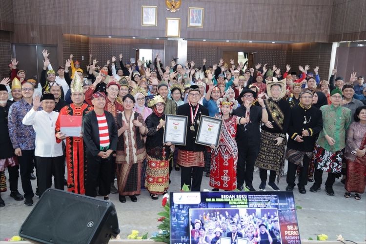 Acara peluncuran sekaligus bedah buku karya Kepala Badan Pengawas Obat dan Makanan (BPOM) RI Taruna Ikrar.