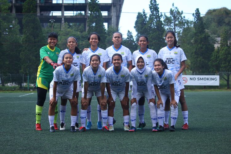 Starting eleven Persib Putri dalam laga uji coba jelang bertarung di Women Football Championship (WFC) 2022 di Singapura.