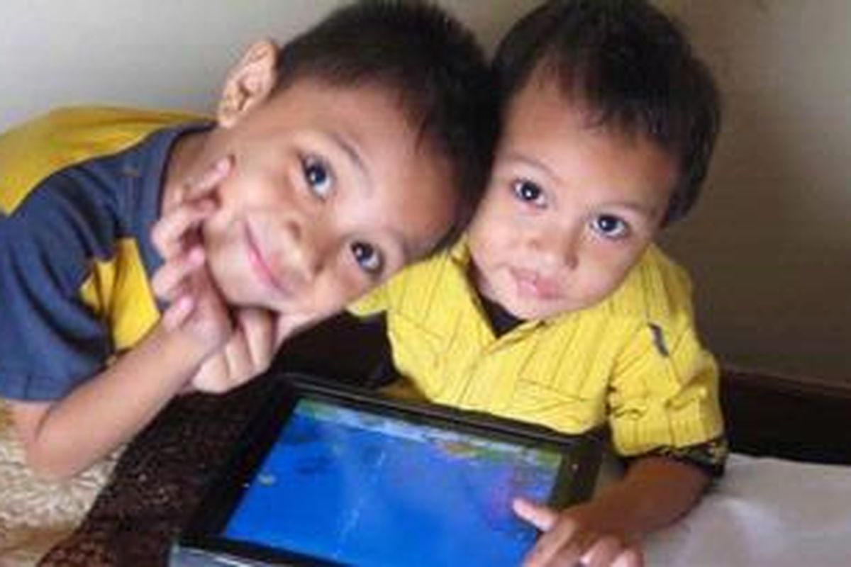 Aliansyah Husayn Kamal (kiri) dan adiknya, Aliansyah Haidar Kamal (kanan), putra pasangan Faizal Kamal dan Mella Fitriansyah yang menjalani homeschooling. Banyak anggapan, anak-anak homeschooling mengalami hambatan bersosialisasi. Namun, Husayn dan Ali, justru sebaliknya.