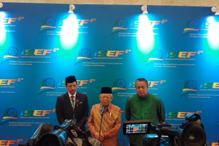 Wakil Presiden Maruf Amin dan Gubernur Bank Indonesia (BI) Perry Warjiyo ketika memberi keterangan pers di sela Indonesia Sharia Economic Festival (ISEF) di Jakarta, Rabu (13/11/2019).