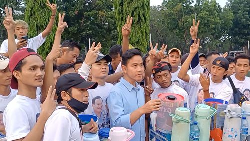 Dideklarasikan Pedagang "Starling", Gibran Foto Bareng hingga Bagikan Gantungan Kunci