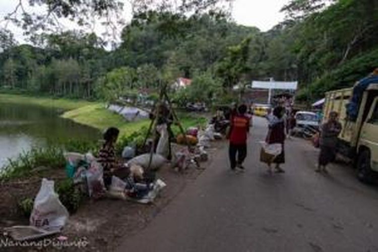 Pasar Krempyeng di Pinggir Telaga Ngebel, Kabupaten Ponorogo, Jawa Timur. Berjualan di bibir telaga, sudah terbiasa secara turun temurun.