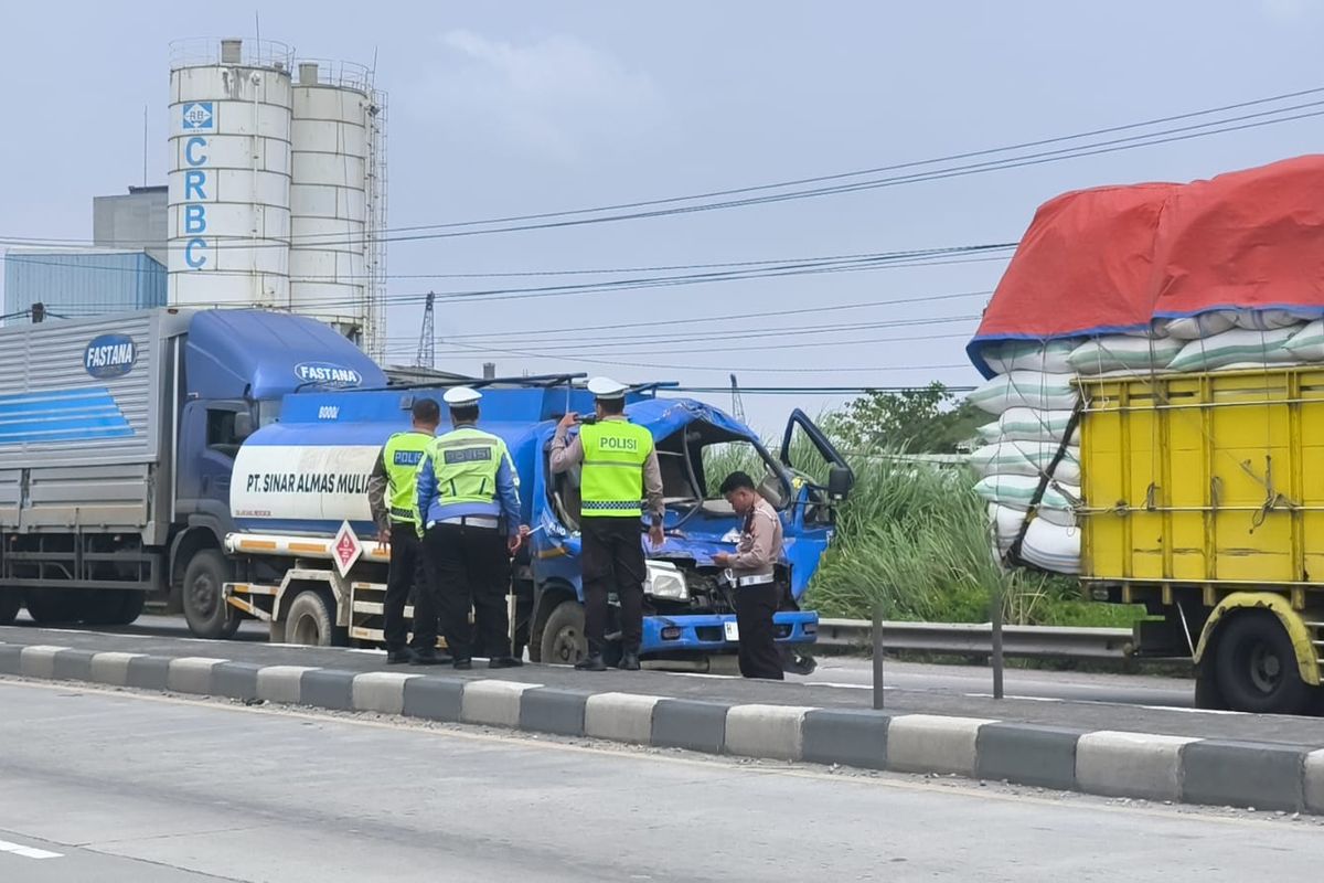 Truk diduga bermuatan bahan bakar minyak terlibat insiden kecelakaan di Pantura Sayung, Kabupaten Demak, Jawa Tengah, Selasa (10/3/2026).