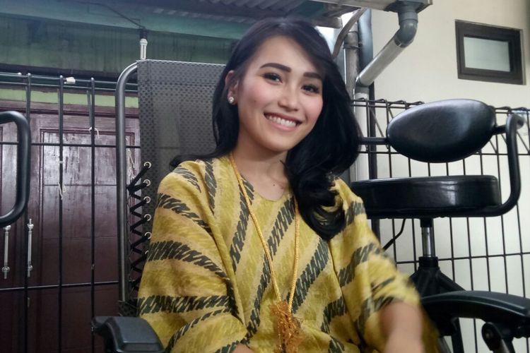 Ayu Ting Ting berpose Ayu saat diwawancarai usai pemotongan hewan kurban di kediamannya, di kawasan Depok, Jawa Barat, Jumat (1/9/2017).