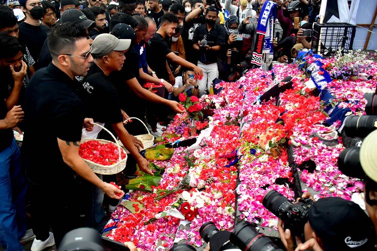 Pada Senin (3/10/2022), pemain dan ofisial Arema FC berdoa dan tabur bunga untuk korban tragedi Kanjuruhan yang terjadi usai laga pekan ke-11 Liga 1 2022-2023 antara Arema vs Persebaya Surabaya.