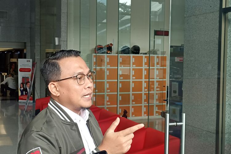 Juru Bicara Penindakan dan Kelembagaan Komisi Pemberantasan Korupsi (KPK) Ali Fikri mengkonfirmasi pihaknya tengah menyidik dugaan korupsi pengadaan sistem proteksi tenaga kerja Indonesia (TKI) di Kementerian Ketenagakerjaan (Kemenaker), Senin (21/8/2023).