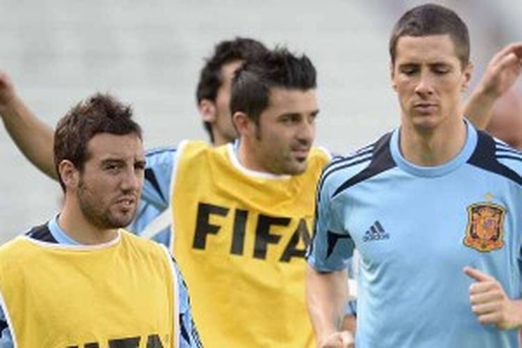 Gelandang Spanyol, Santi Cazorla (kiri) dan striker David Villa (tengah) dan Fernando Torres dalam sesi latihan di Castelao stadium di Fortaleza, pada 26 Juni 2013. Spanyol akan hadapi Italia di semifinal Piala Konfederasi, Kamis (27/6/2013).