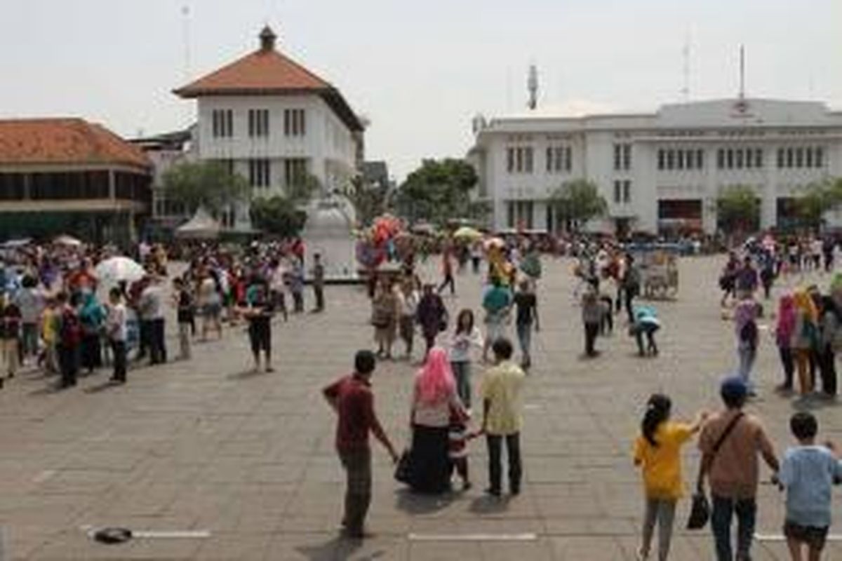 Lapangan Taman Fatahillah di kawasan Kota Tua Jakarta Barat, dipenuhi pengunjung, Rabu (30/7/2014). Dua hari setelah lebaran, kawasan Kota Tua dipenuhi warga yang mengisi masa liburan bersama keluarga. 