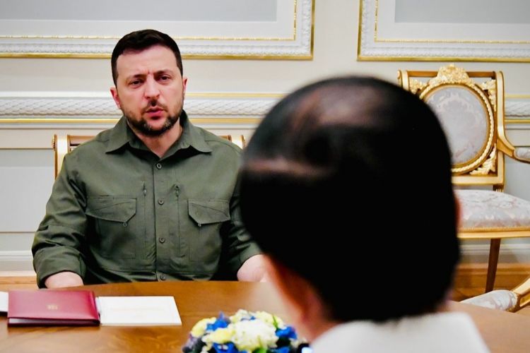 Suasana pertemuan empat mata antara Presiden Ukraina Volodymyr Zelenskyy dan Presiden Joko Widodo di Istana Maryinsky, Kyiv  pada Rabu (29/6/2022).