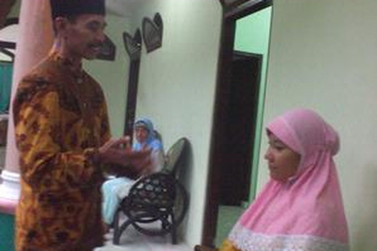 Kiai Haji Supono Mustajab (kiri) sedang berbincang dengan salah satu pasiennya.