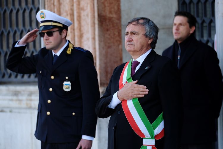 Wali Kota Venezia, Luigi Brugnaro, menghadiri upacara mengheningkan cipta dan menaikkan bendera setengah tiang untuk mengenang korban meninggal karena virus corona pada 31 Maret 2020.