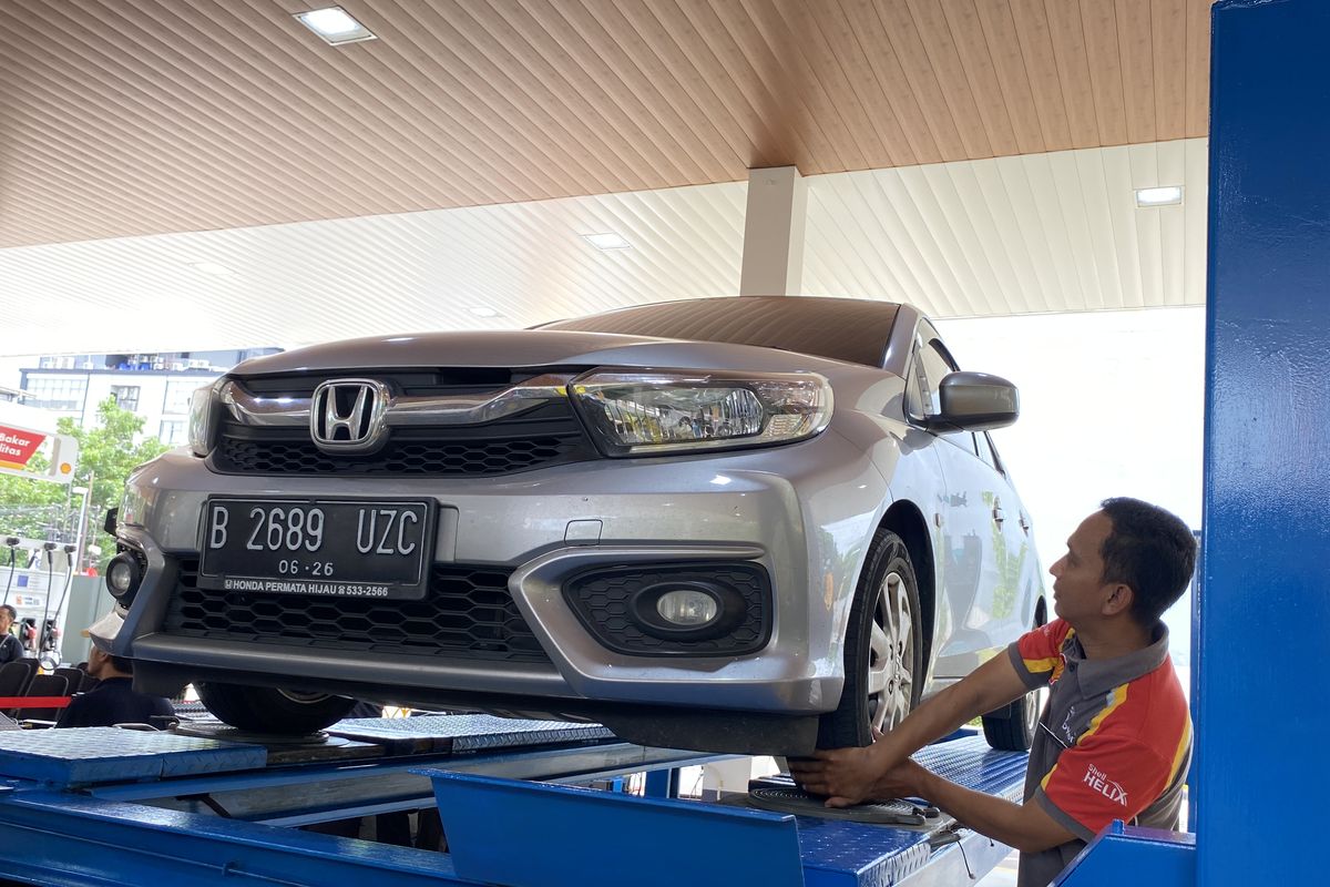 Mekanik bengkel Shell melakukan pemeriksaan kendaraan dan servis mobil rutin