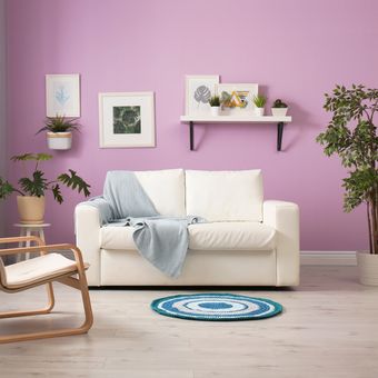 Ilustrasi ruang keluarga dengan cat dinding ungu.
