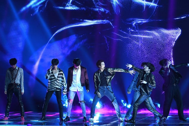 Boyband K-pop BTS tampil di panggung 2018 Billboard Music Awards yang digelar di MGM Grand Garden Arena, Las Vegas, AS, Minggu (20/5/2018). 