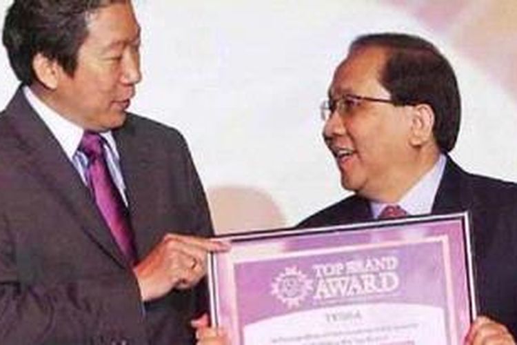 Presiden Direktur  PT Graha Kerindo Utama Harris Ferry Sitorus (kanan) menerima penghargaan Top Brand Award dari Chairman Frontier Consulting Group Handy Irawan (kiri).